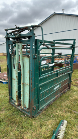 Maximizer Cattle Squeeze with Head Gate