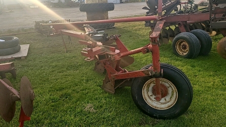 International 510 4F x 16in Semi-Mt Plow