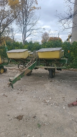 John Deere 7000 4R Planter