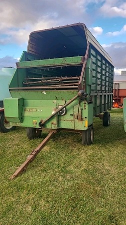 John Deere 716A Forage Wagon