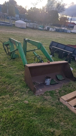 John Deere 37 Loader w/5ft Bucket