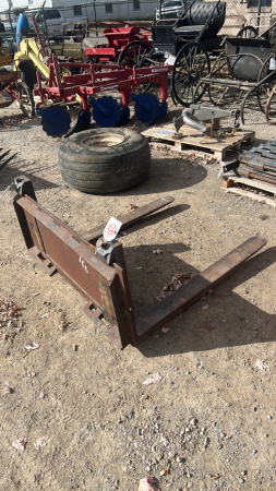 Set of Pallet Forks for Skidsteer