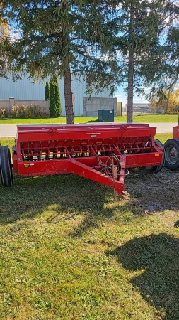 International 5100 18R Seed Drill w/Grass Seed