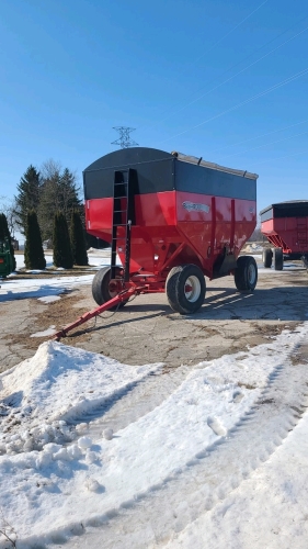 Bach-Run 650 Bushel Gravity Wagon