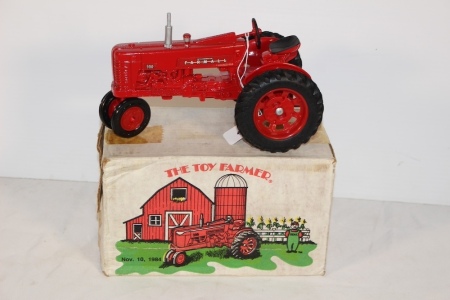 Farmall 300, 1984 Toy Farmer 1/16