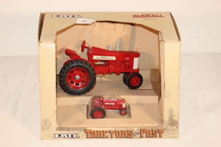 Farmall 350 2 Piece Set, 1/16 and 1/64