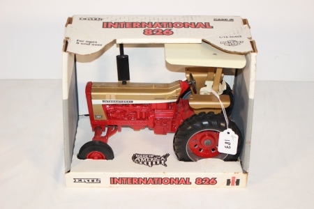 INT Farmall 826 Gold Demonstrator 1/16