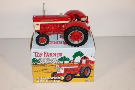 Int. 660 Diesel, 1999 Toy Farmer Show 1/16