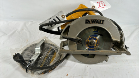 DeWalt 7.25in Circular Saw with 3 Extra Blades