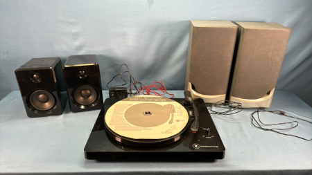 Innovative Technology Record Player w/Speakers