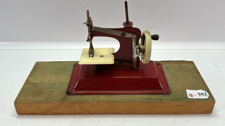 8"L Metal Toy Hand Crank Sewing Machine