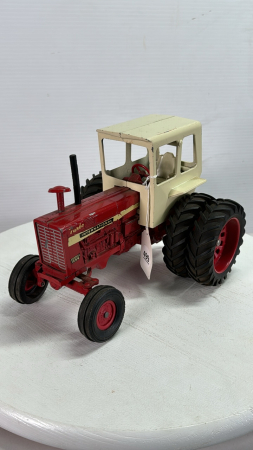 International 1256 Tractor