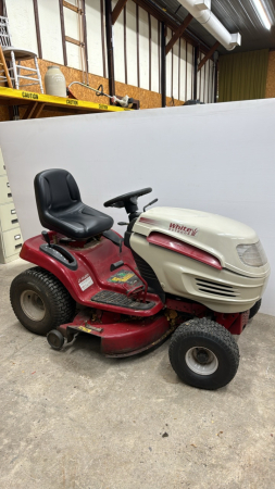 White Hydrostatic 18HP Lawn Tractor 42" Cut