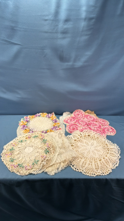 Approx. 20 fancy Doilies