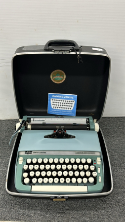 Smith Corona Manual Typewriter in Case