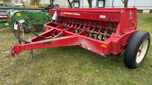 International 5100 Seed Drill w/Grass Seed