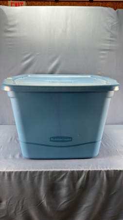 Rubbermaid 18 Gal Tote with Lid