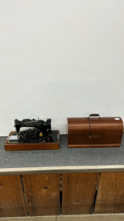 Singer Portable Sewing Machine with Key
