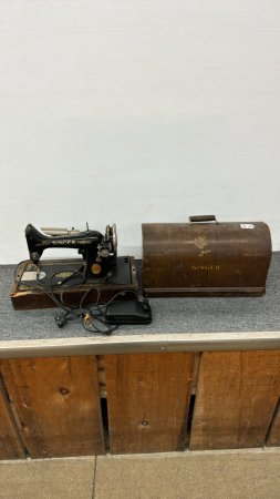 Singer Sewing Machine in Carrying case
