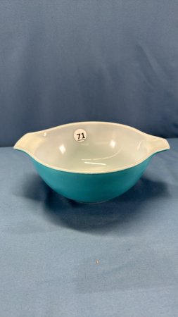 Pyrex 9" W Bowl with Spout