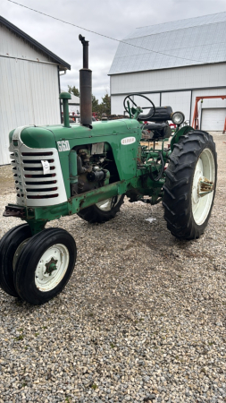 Oliver 660 Gas Row Crop Tractor