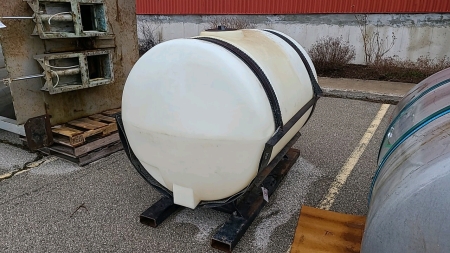 525Gal. Horizontal Poly Tank on Frame