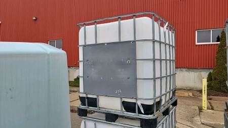 1000L Liquid Tote in Cage