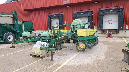 John Deere 7000 12R Planter