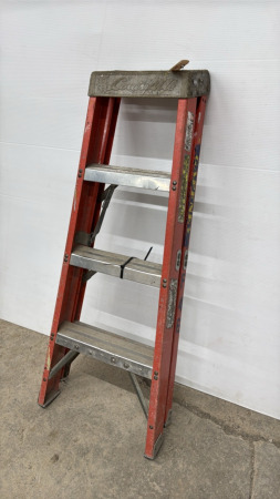 Fibreglass 4ft Step Ladder