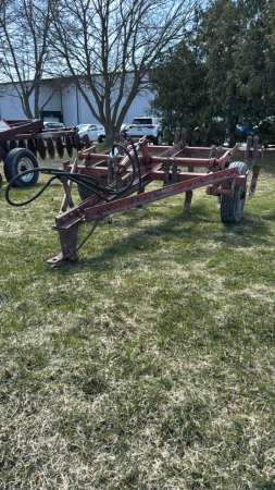 International 7ft 7-Shank Chisel Plow