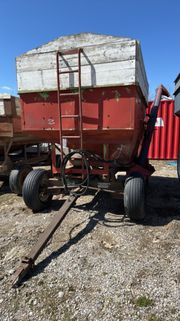Parker 1650 Gravity Wagon with Auger