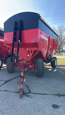 Bach Run 650bu Gravity Wagon with Tarps
