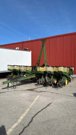 John Deere 7200 12 Row MaxEmerge 2 Planter