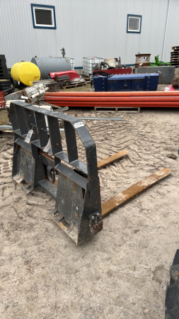 Set of 48" Pallet Forks w/skid steer hookup