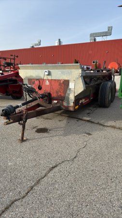 New Idea 3737 Tandem Manure Spreader