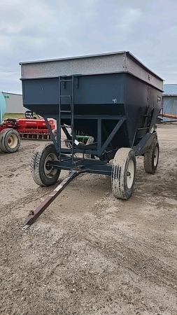Parker 2600 approx. 400bu Gravity Wagon