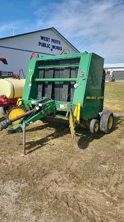 John Deere 375 Round Baler