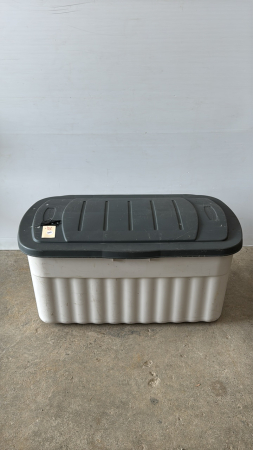 RUBBERMAID TOTE W/LID