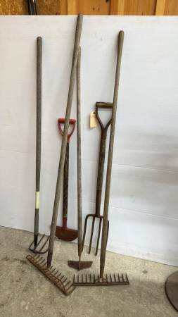 QUANTITY OF GARDEN TOOLS