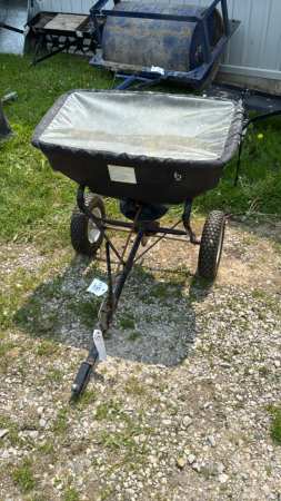 YARD COMMANDER PULL TYPE POLY FERTILIZER SPREADER