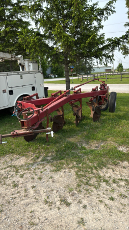 INTERNATIONAL 720 4-FURROW SEMI MOUNT PLOW