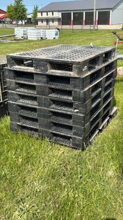 LOT OF 8 POLY SKIDS