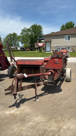 NEW HOLLAND HAYLINER 273 SQUARE BALER