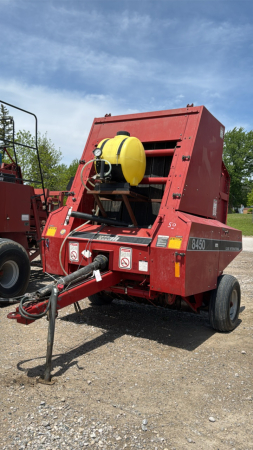 CASE IH 8450 ROUND BALER WITH APPLICATOR