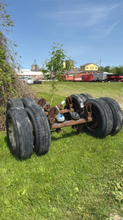 PAIR OF HEAVY AXLES WITH 11R22.5 TIRES