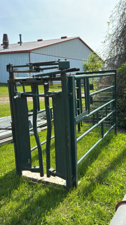CATTLE CHUTE WITH HEADGATE