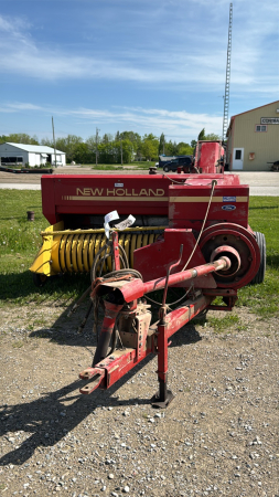 NEW HOLLAND 311 SQUARE BALER W/ THROWER