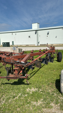 INTERNATIONAL 720 6 FURROW SEMI MOUNT PLOW