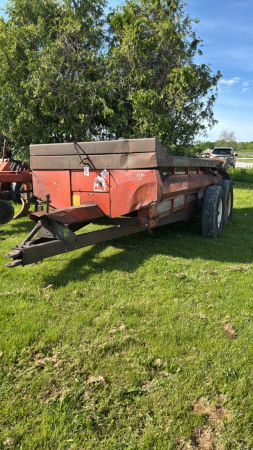 NEW IDEA TANDEM WOOD WAGON