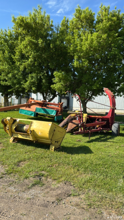 NEW HOLLAND 890 HARVESTER W/2 HEADS